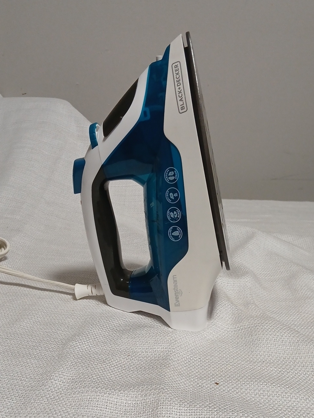 Black & Decker White and Teal Steam Iron